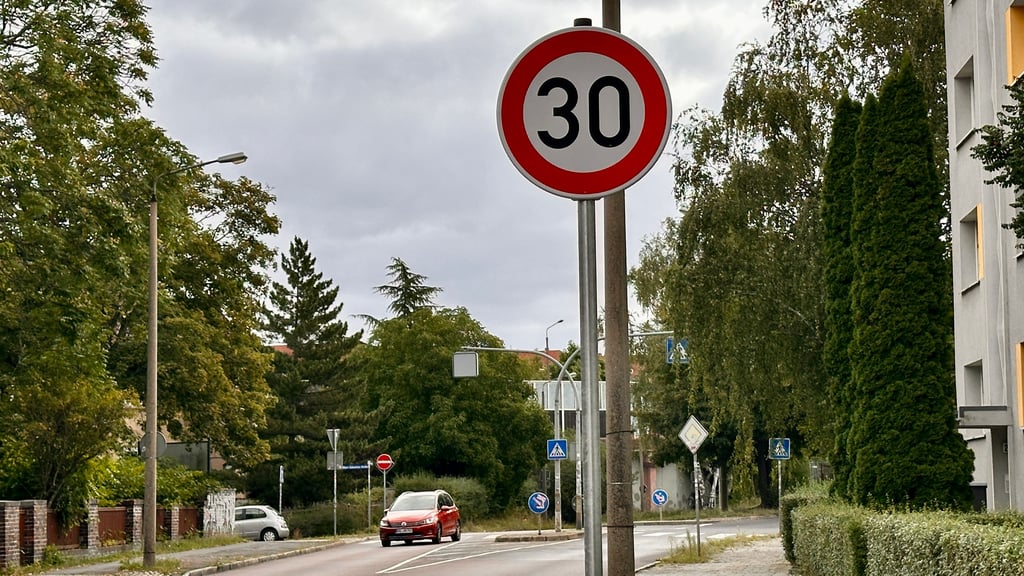 Wie hier in der Wolfensteinstraße gilt jetzt vor und nach dem Fußgängerüberweg Tempo 30.