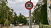 Wie hier in der Wolfensteinstraße gilt jetzt vor und nach dem Fußgängerüberweg Tempo 30.