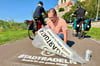 Planungsamtsleiter Markus Senze hat die Hinweise aufs Stadtradeln auf dem Saaleradweg unterhalb des Schlosses aufgesprüht.