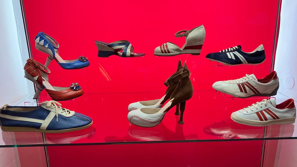 Schuhe aus der Sammlung des Weißenfelser Museums stehen Kreationen des israelischen Designers Kobi Levi gegenüber.