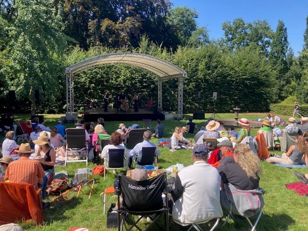 Das Moritzburg Festival für Kammermusik hat zum musikalischen Picknick rund 600 Gäste angelockt.