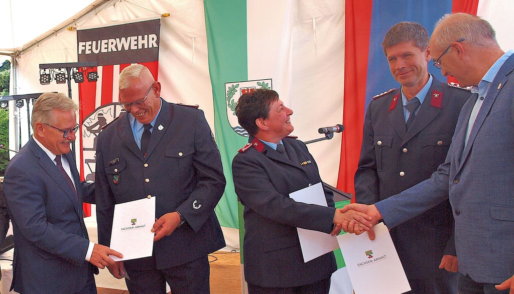 David Wuthe (ab Zweiter von links), Annett Schünke und Swen Pietschmann werden von Staatssekretär Klaus Zimmermann (links) und Arendsees Bürgermeister Norman Klebe führ ihr herausragendes ehrenamtliches Engagement ausgezeichnet.