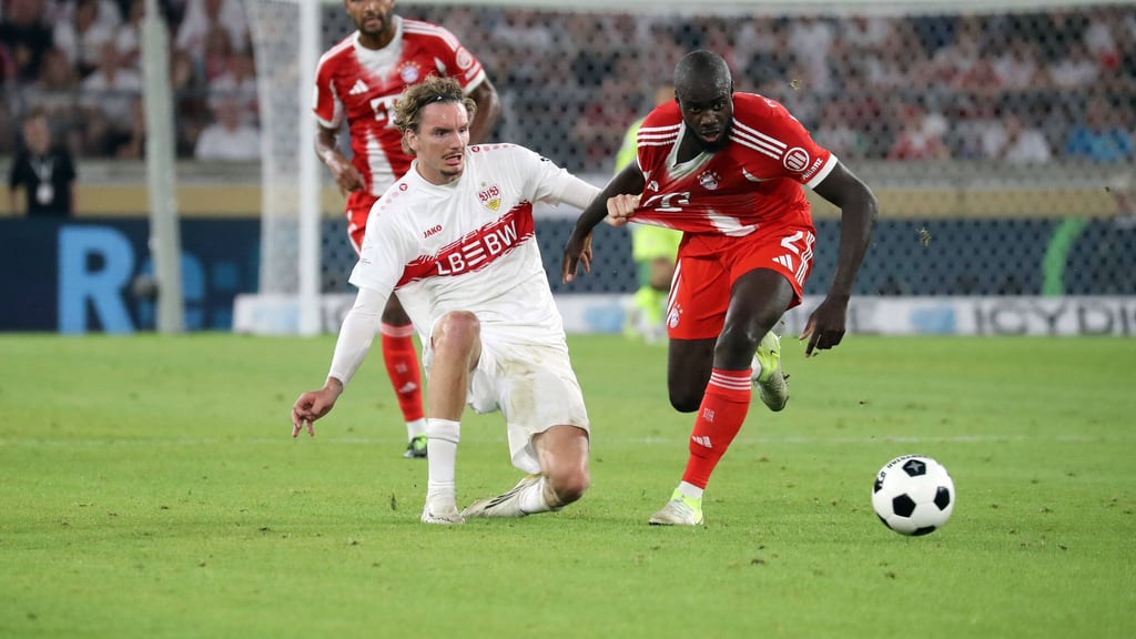 Nick Woltemade (VfB Stuttgart) im Zweikampf mit dem Ex-Leipziger Dayot Upamecano (r.).