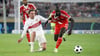 Nick Woltemade (VfB Stuttgart) im Zweikampf mit dem Ex-Leipziger Dayot Upamecano (r.).