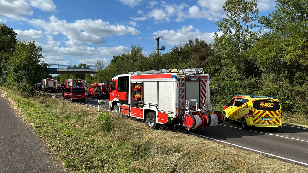 Kurz nach der Abfahrt Groß Schwechten auf der B189 ereignete sich ein schwerer Verkehrsunfall mit mindestens vier Verletzten.