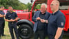 Andreas Hoevel (li.) übergibt Thomas Kapeller von der Feuerwehr Puchheim den Schlüssel für das restaurierte Fahrzeug. 