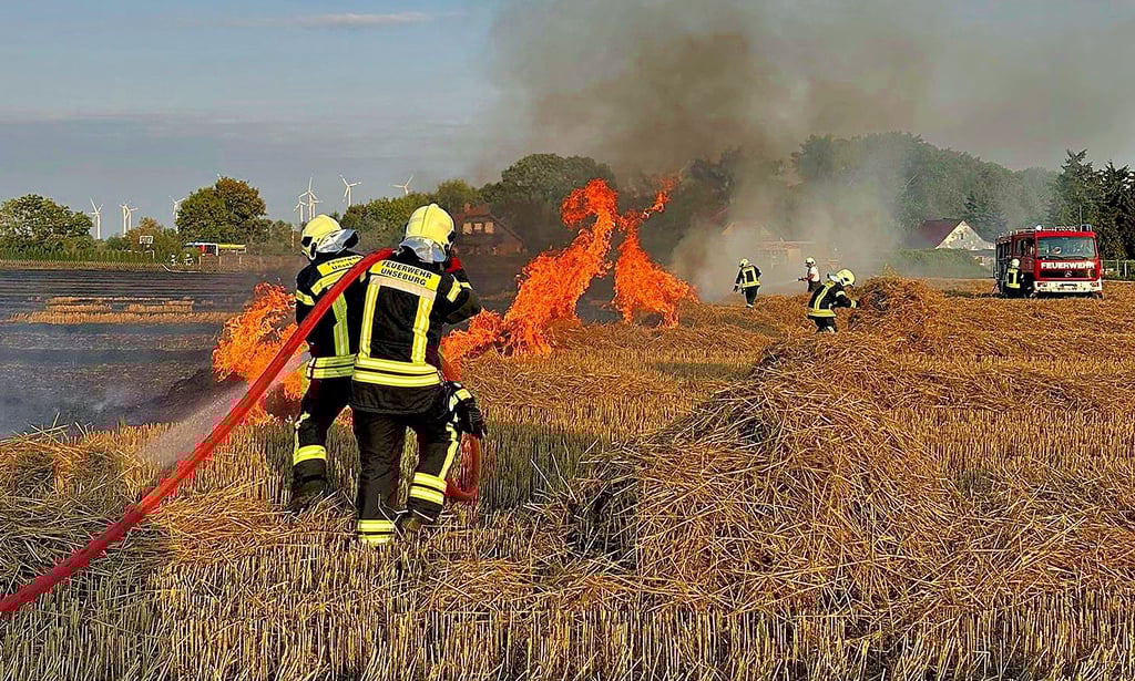 Bei einem Brand auf einem Acker bei Etgersleben kamen auch die Kameraden der Ortswehr Unseburg zum Einsatz.
