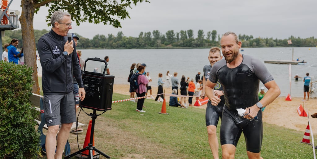 Aus dem Wasser raus in Richtung Rad: Nicht nur die Sportler hatten beim Triathlon in Löderburg Ihren Spaß.