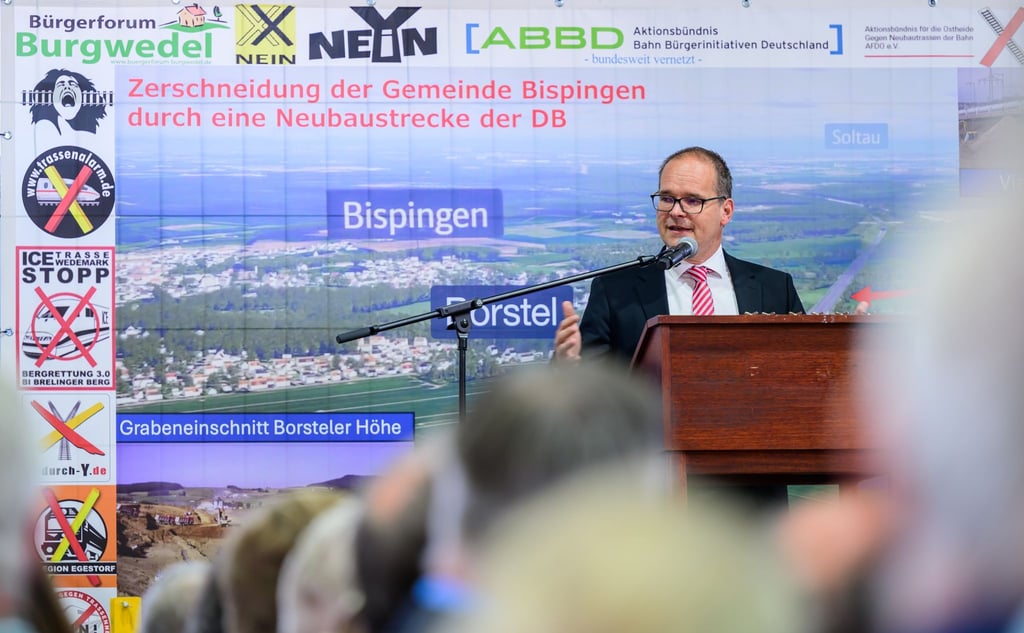 Grant Hendrik Tonne (SPD), Minister für Wirtschaft, Verkehr und Bauen von Niedersachsen, spricht beim „Heidegipfel“ zu dem die Bürgerinitiativen Pro-Alpha-E und der Projektbeirat Alpha-E eingeladen haben.