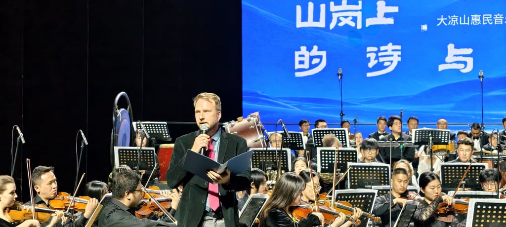 Karsten Steinmetz, Autor aus Magdeburg, ist auf internationalen Bühnen unterwegs, um dort auf Literaturfestivals seine Werke vorzutragen. Hier bei einem Auftritt in China, begleitet von einem Orchester.