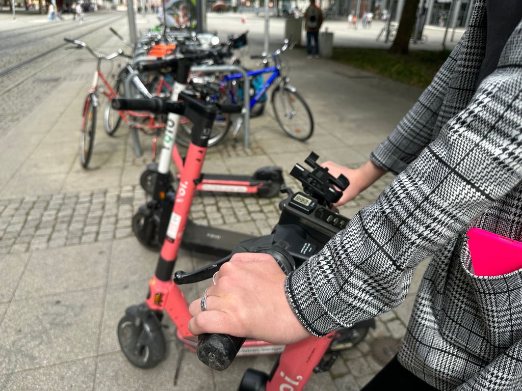 Wer in Magdeburg einen E-Scooter ausleihen möchte, muss einige Regeln beachten.