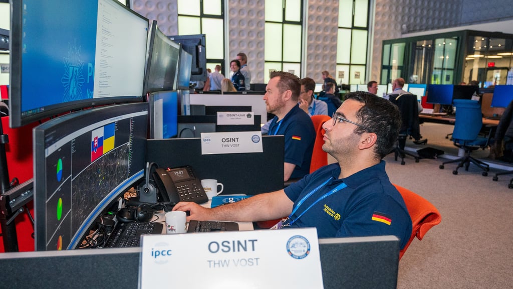 Dr. Ramian Fathi von der Spezialeinheit des Technischen Hilfswerkes bei einem Einsatz bei der Europameisterschaft 2024 in Neuss. Er war am 20. Dezember beim Weihnachtsmarktanschlag in Magdeburg auch Einsatzleiter des Virtual Operations Support Teams und sollte vor allem „Phantom-Tatorte“ identifizieren.