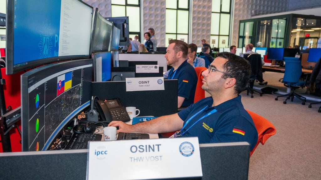 Dr. Ramian Fathi von der Spezialeinheit des Technischen Hilfswerkes bei einem Einsatz bei der Europameisterschaft 2024 in Neuss. Er war am 20. Dezember beim Weihnachtsmarktanschlag in Magdeburg auch Einsatzleiter des Virtual Operations Support Teams und sollte vor allem „Phantom-Tatorte“ identifizieren.