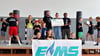 Abteilungsleiter Chris Becker (v.l.), Emily Röseler vom EMS Kundenservice Staßfurt und Boxtrainer Rachide Yiyenga mit den jungen Boxern. 