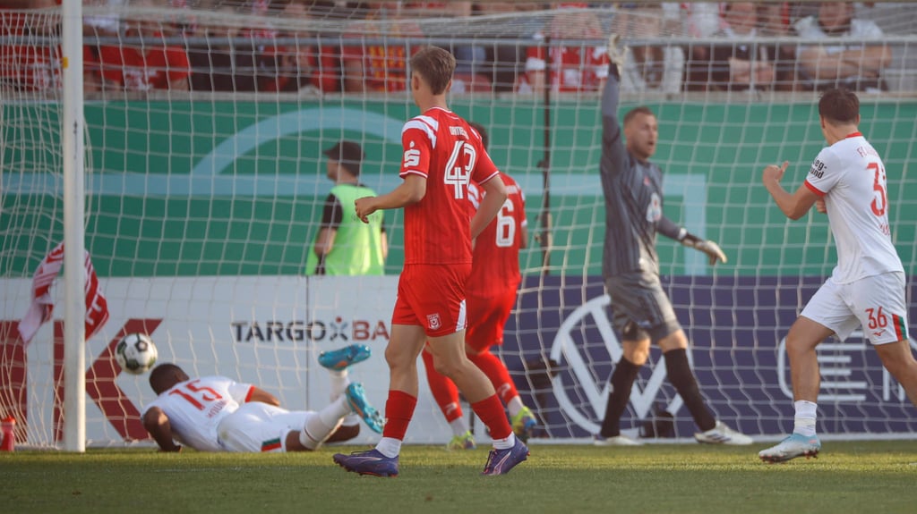 War der Ball im Aus? Das Augsburger 1:0 zählte.