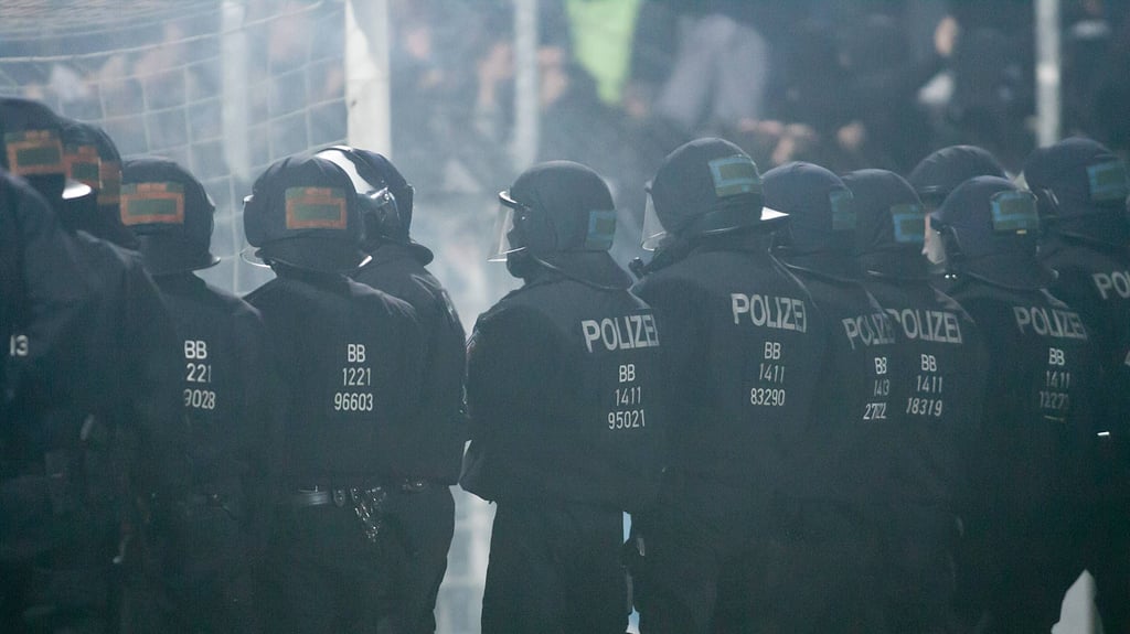 Die Polizeipräsenz bleibt bei Spielen vom 1. FC Magdeburg weiter hoch. Das zeigen die Zahlen.