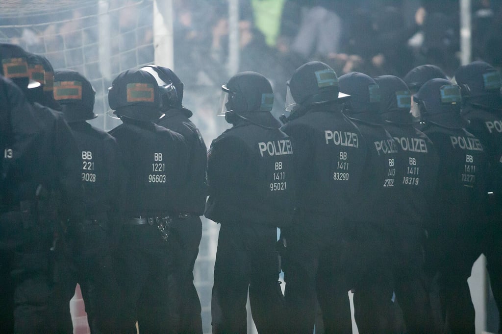 Die Polizeipräsenz bleibt bei Spielen vom 1. FC Magdeburg weiter hoch. Das zeigen die Zahlen.