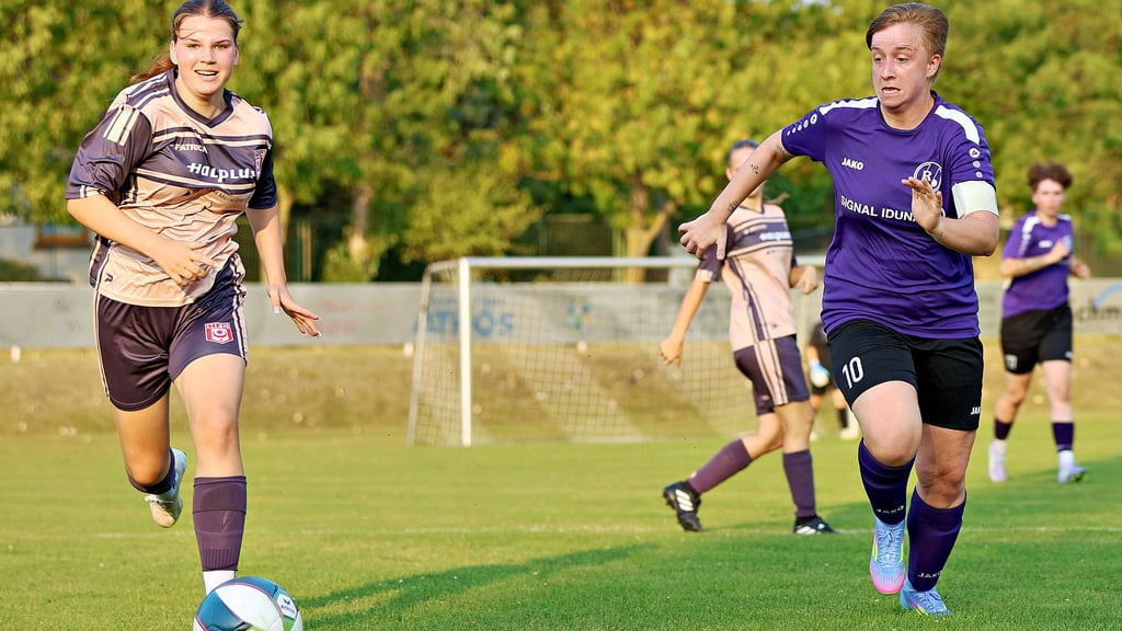 Rotation Aschersleben, hier mit Patricia Braun (rechts), gewann einen Test auf der heimischen Anlage gegen die U 17 des HFC mit 3:2.