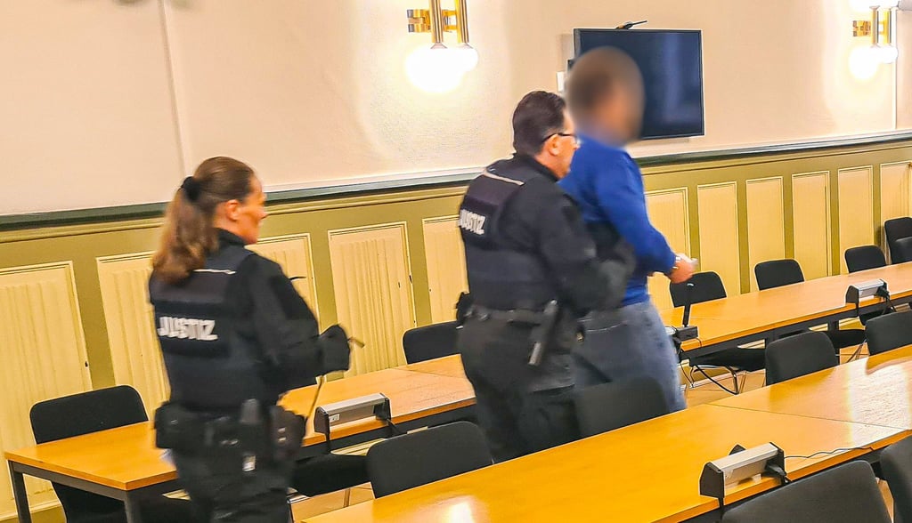 Im Prozess um den Tod von Anna-Lena aus Genthin ist der Ex-Freund wegen Totschlags angeklagt worden. Mittlerweile geht es am Landgericht Stendal auch um Mord.