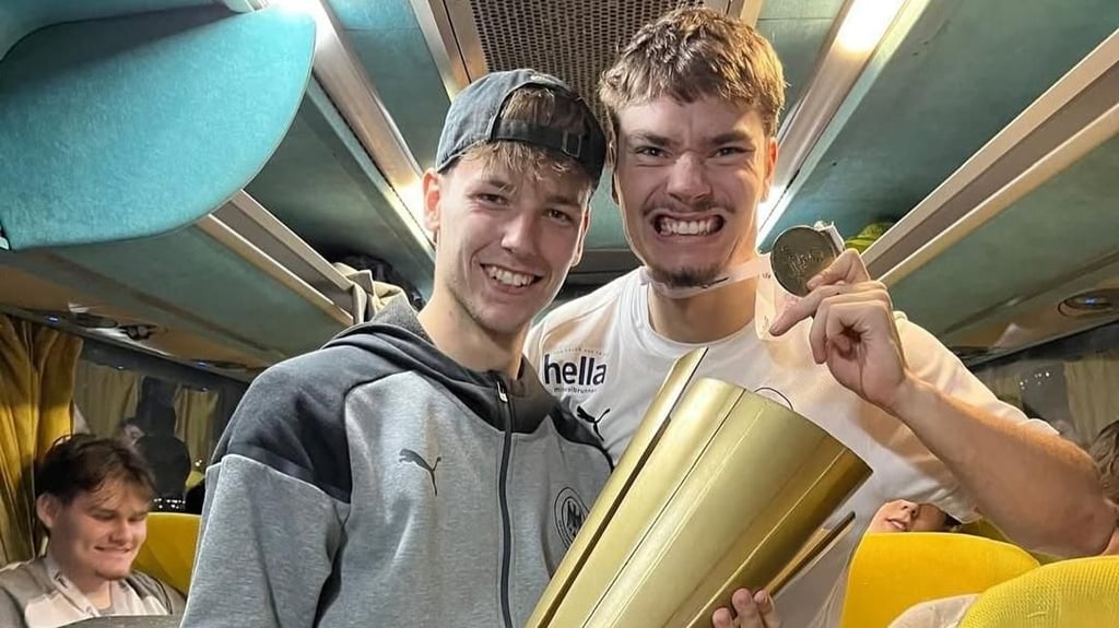 So sehen Weltmeister aus: Noah Hensen (l.) und Monty Kleinsteuber mit dem WM-Pokal.
