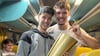 So sehen Weltmeister aus: Noah Hensen (l.) und Monty Kleinsteuber mit dem WM-Pokal.