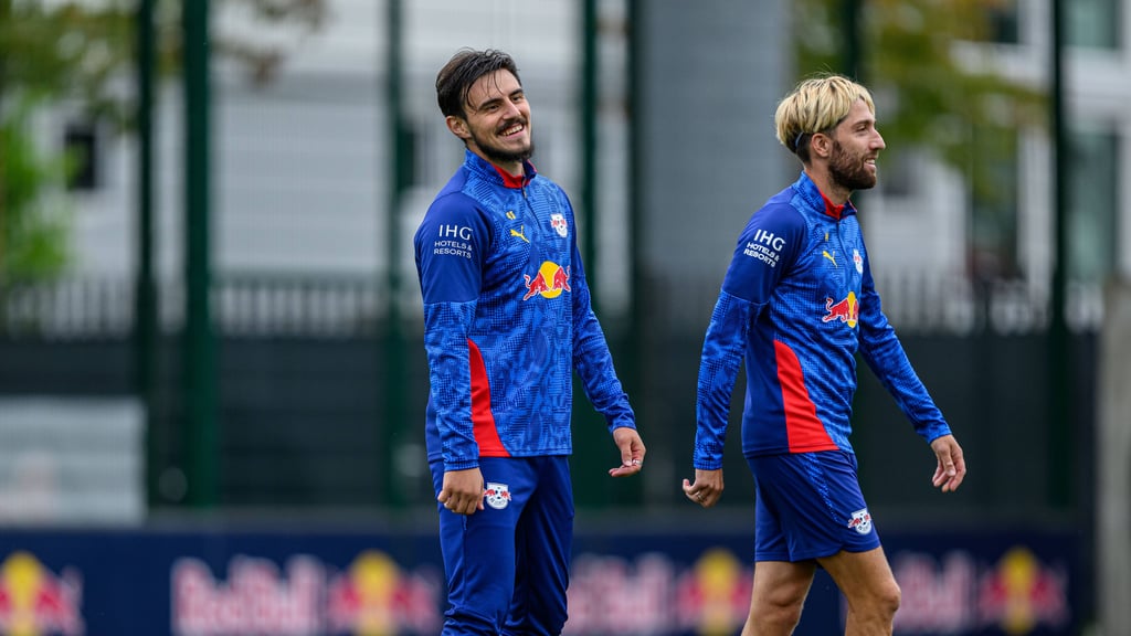 Eljif Elmas (l.) im RB-Training neben Kevin Kampl.