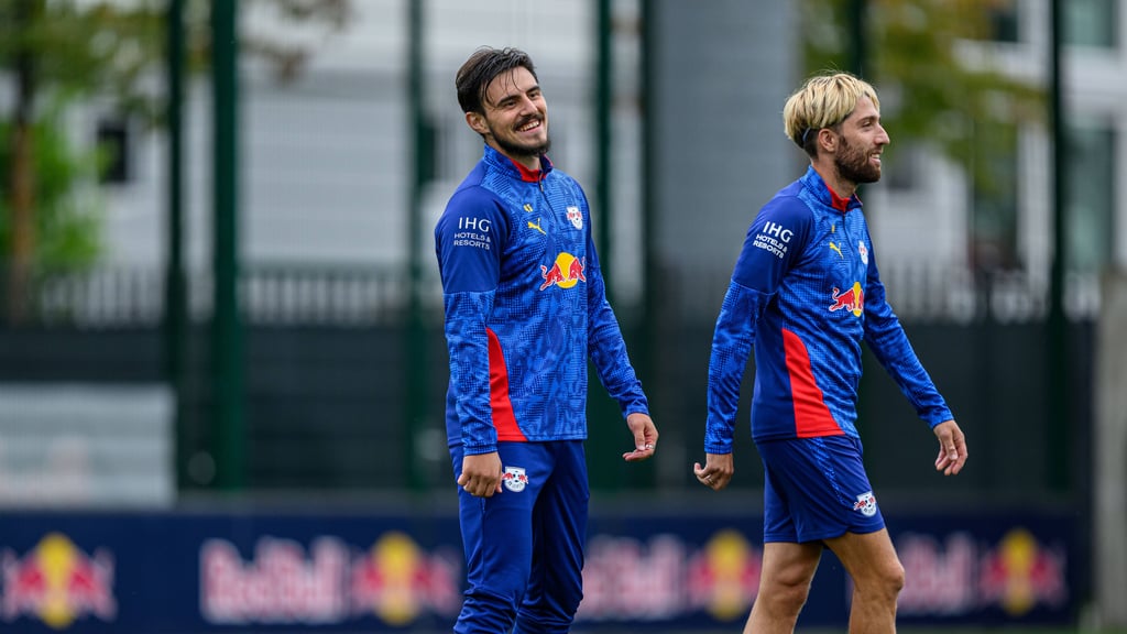 Eljif Elmas (l.) im RB-Training neben Kevin Kampl.