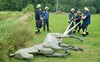Attrappenpferd „Pedro" musste bei dem Spezialtraining der Annaburger Kameraden zur Großtierrettung einiges über sich ergehen lassen.