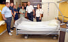 Hygiene-Fachfrau Simone Rehsack (M.) führt Stadträte durch die Klinik, darunter in ein Komfortzimmer für privat oder zusätzlich Versicherte.