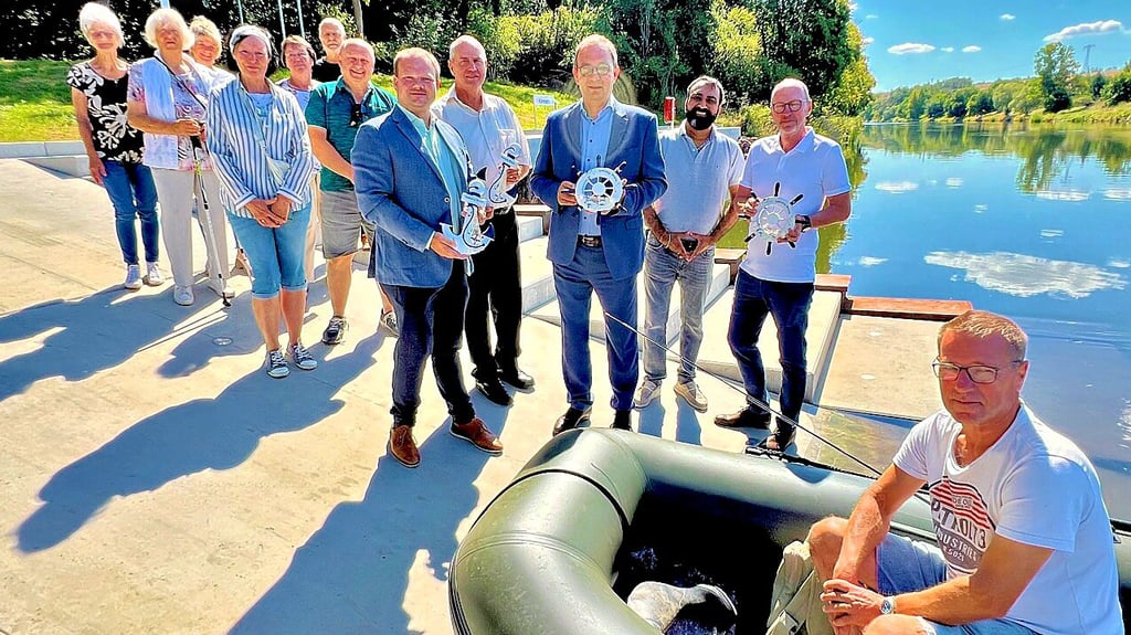 Im Beisein von Landrat Markus Bauer (4. von rechts) und Könnerns Bürgermeister Martin Zbyszewski (6. von rechts) und mehreren Könneranern ist die neue Steganlage in Könnern eingeweiht worden.