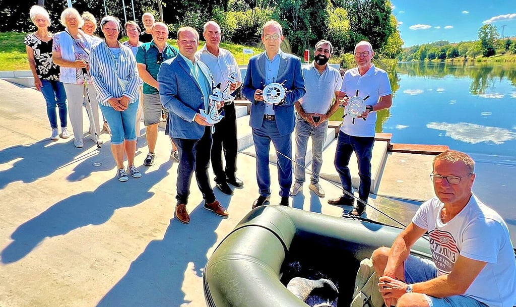 Im Beisein von Landrat Markus Bauer (4. von rechts) und Könnerns Bürgermeister Martin Zbyszewski (6. von rechts) und mehreren Könneranern ist die neue Steganlage in Könnern eingeweiht worden.