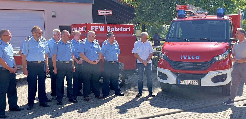 Steffen Schilm (rechts) spricht vor der Übergabe der Fahrzeugschlüssel zu den Bölsdorfer Kameraden.