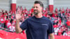 Sandro Wagner konnte nach seinem Debüt als Augsburger Trainer und dem 2:0-Sieg beim Halleschen FC lachen. 