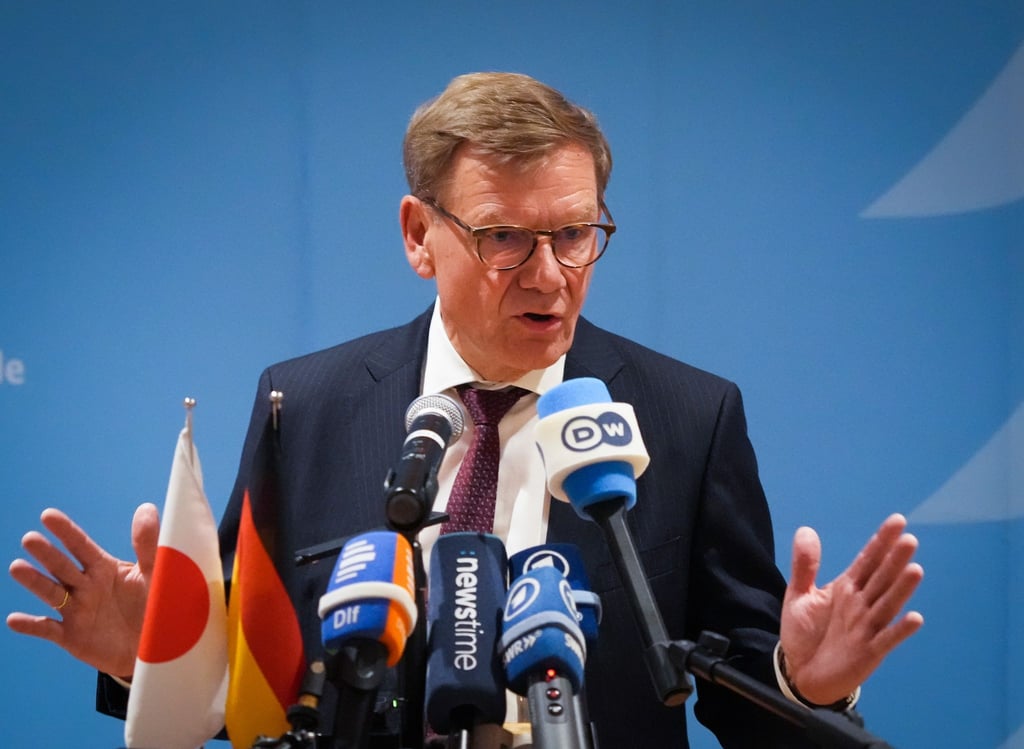 Außenminister Wadephul hat sich zu einer möglichen Entsendung deutscher Soldaten in die Ukraine für westliche Sicherheitsgarantien zurückhaltend geäußert.