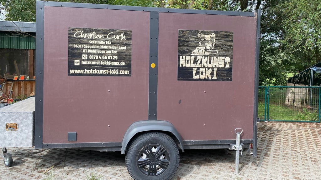 Mit seiner fahrenden Werkstatt nimmt der „Holzkunst-Loki“ sogar an Schnitz-Festivals teil.