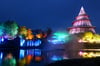 Illuminierter Angersee bei der Lichtershow Lumagica im Elbauenpark in Magdeburg. 