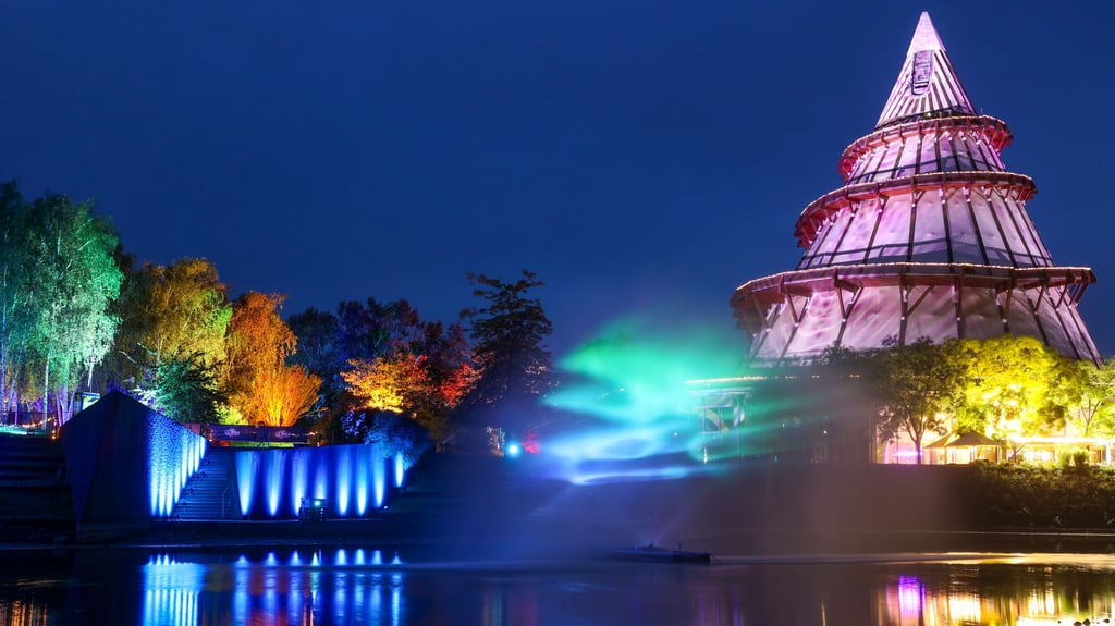 Die «Lumagica» in Magdeburg ist gestartet: Eine Laserschau vor dem Jahrtausendturm, 300 Lichtinstallationen aus mehr als 100 Kilometern Lichterketten - auch in diesem Jahr soll - wie hier 2024 - wieder viel los sein. 