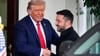Trump begrüßt Selenskyj mit einem Handschlag am Weißen Haus.