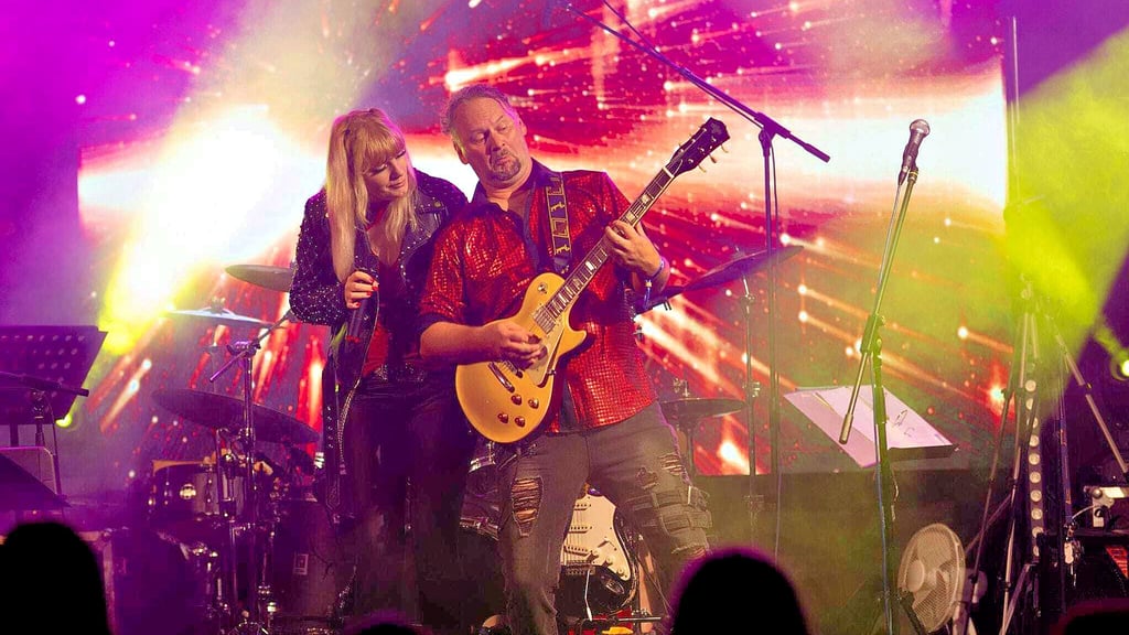 Auch die in der Region gut bekannte Cover-Band „Living Colors“ hat auf dem kleinen Festival bereits zweimal ordentlich eingeheizt.