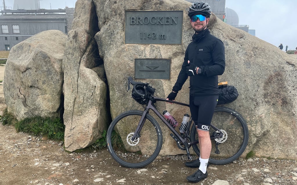 Bastian George radelt auf den Brocken - angekommen, geschafft, aber glücklich.