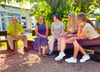 Hans-Joachim Reiche, Sylvia Ziegler und drei zukünftige Ergotherapeutinnen (v.l.n.r.) tauschen sich im grünen Klassenzimmer aus.