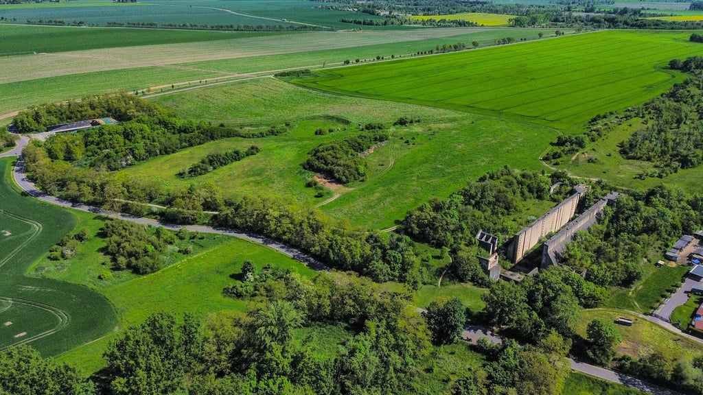 Zentrales Anliegen des Grünen Rings Leipzig ist die Vernetzung des weiteren Leipziger Umlands durch Rad- und Wanderwege. Geplant wird derzeit etwa ein Radweg entlang des Saale-Elster-Kanals vom Lindenauer Hafen bis zur Saale, vorbei unter anderem an der Schleusenruine Wüsteneutzsch.