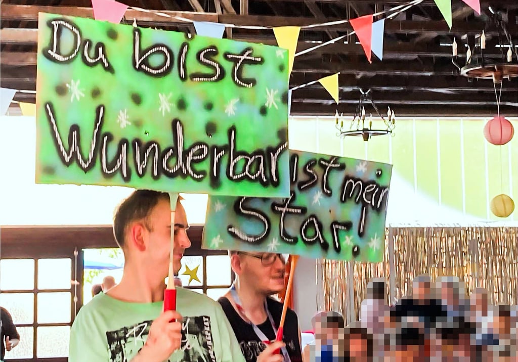 „Du bist wunderbar!“ – mit Plakaten werden die Superstar-Interpreten angefeuert.