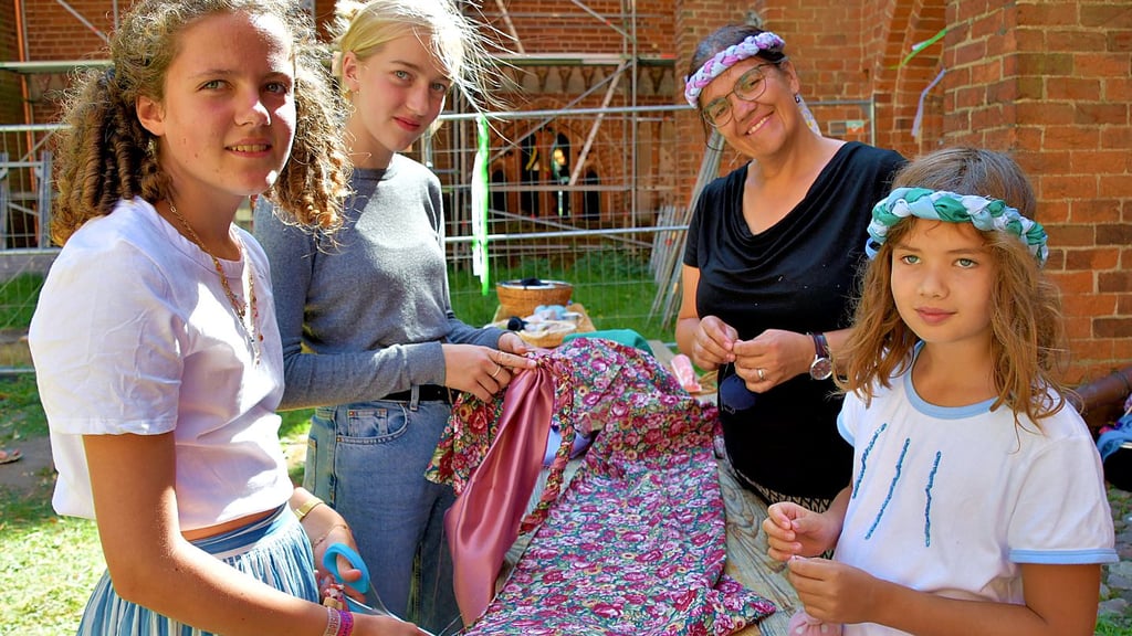 Zum Domweihfest anlässlich des 855. Geburtstages des Gotteshauses hatte Nancy Lewerken dieses Mal Stoffe mitgebracht, aus denen hübsch geflochtene Haarbänder entstanden sind.