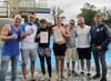 Sprung-Organisator Andreas Wels (2.v.l.) hat mit Ben und Chino (3. und 4.v.l.) zwei neue Talente für das Brückenspringen entdeckt. 