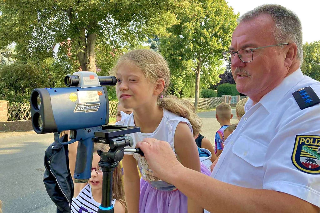 Klaus-Ulrich Schnita zeigt den neugierigen Drittklässlern der Gaterslebener Grundschule, wie das Handlaser-Messgerät funktioniert.