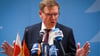 Außenminister Wadephul hat sich zu einer möglichen Entsendung deutscher Soldaten in die Ukraine für westliche Sicherheitsgarantien zurückhaltend geäußert.