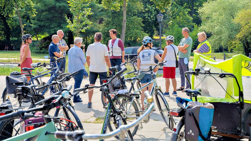 Bürger, ADFC und Vertreter der Stadt Wittenberg starten ihren Radwege-Check an der Juristenstraße.