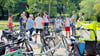 Bürger, ADFC und Vertreter der Stadt Wittenberg starten ihren Radwege-Check an der Juristenstraße.