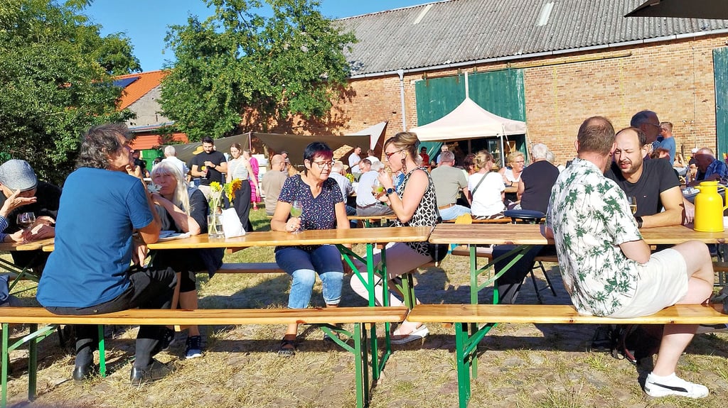 Hunderte Besucher fanden ihren Weg auf den Hof von Gerhard Wacha in Jeebel, der sein erstes Weinfest veranstaltete.